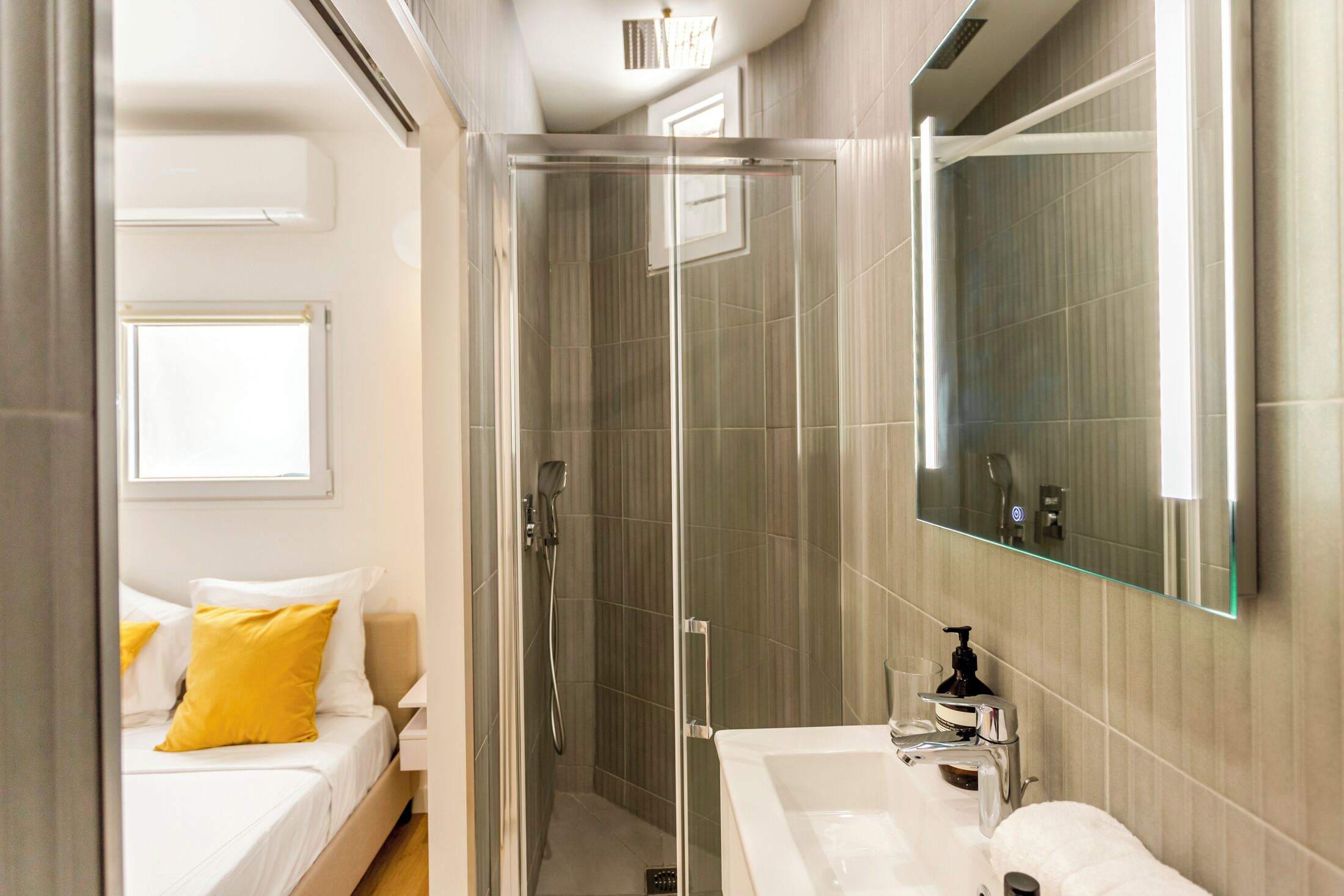 Appartement, vue cour intérieure | Salle de bain