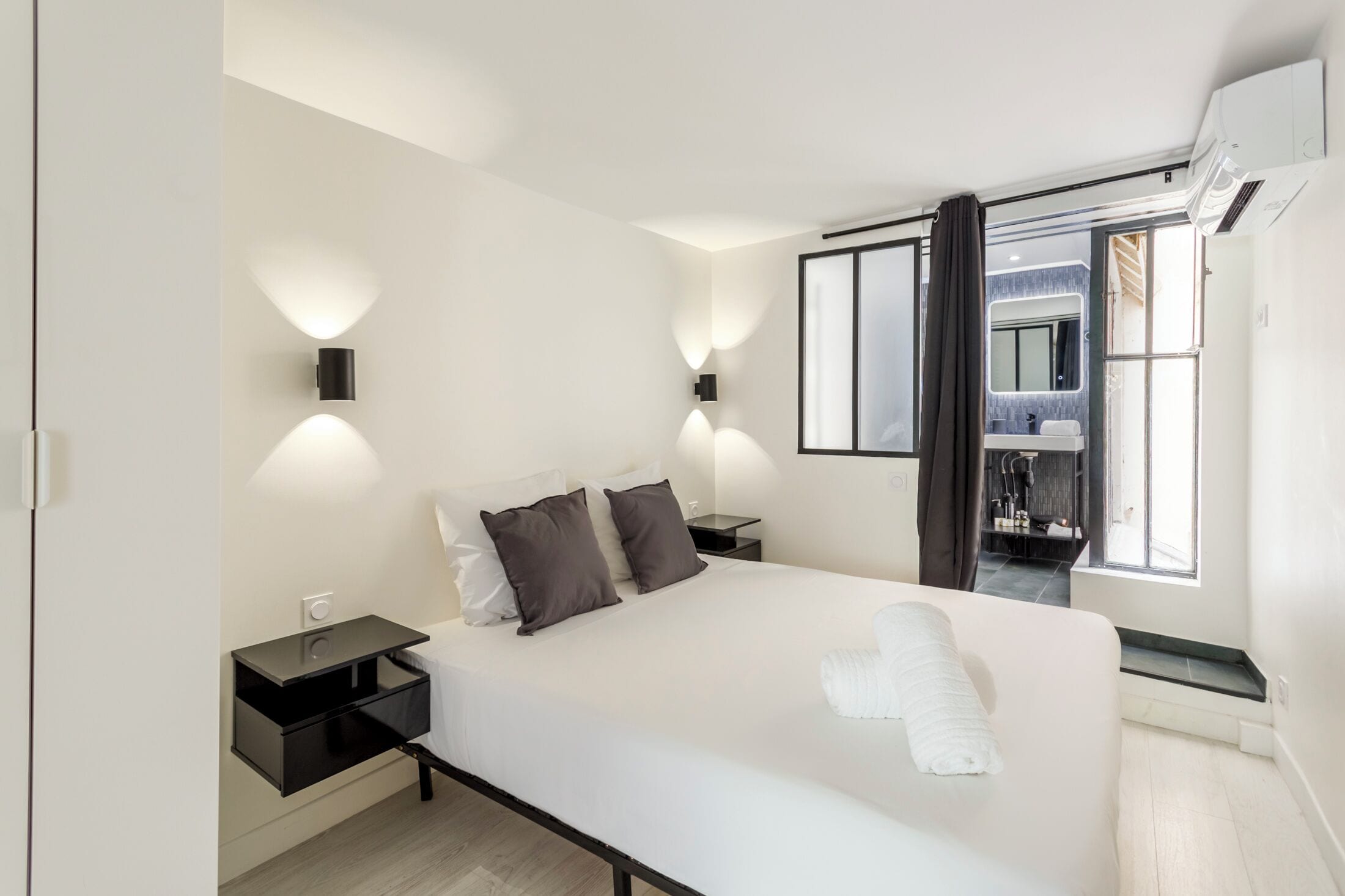 Apartemen, pemandangan kota | 1 kamar tidur, seprai premium, dan setrika/meja setrika