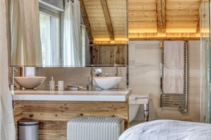 Een haardroger, handdoeken, zeep, toiletpapier