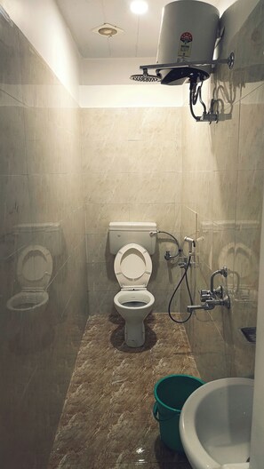 Bathroom - taj plaza paying guest house (Varanasi)