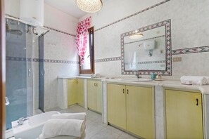 Dusch, bidé, handdukar och tvål