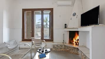 Vila família, vários quartos, 2 banheiros (Salento Sweet Home Sea View) | Área de estar | TV