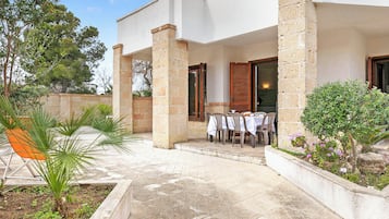 Vila família, vários quartos, 2 banheiros (Salento Sweet Home Sea View) | Opções para refeição ao ar livre