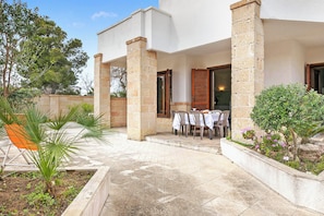 Family Villa, Multiple Bedrooms, 2 Bathrooms (Salento Sweet Home Sea View) | Outdoor dining