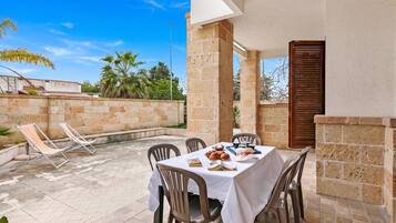 Vila família, 4 quartos, 2 banheiros (Salento Sweet Home Sea View with) | Opções para refeição ao ar livre