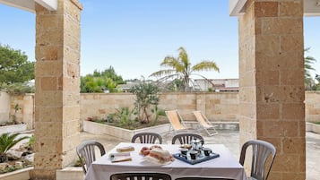 Vila família, vários quartos, 2 banheiros (Salento Sweet Home Sea View) | Opções para refeição ao ar livre