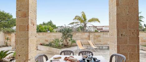Villa familiale, plusieurs chambres, 2 salles de bains (Salento Sweet Home Sea View) | Restauration en plein air