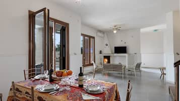 Vila família, vários quartos, 2 banheiros (Salento Sweet Home Sea View) | Opções para refeição