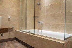 Douche, sĂšche-cheveux, serviettes fournies, savon