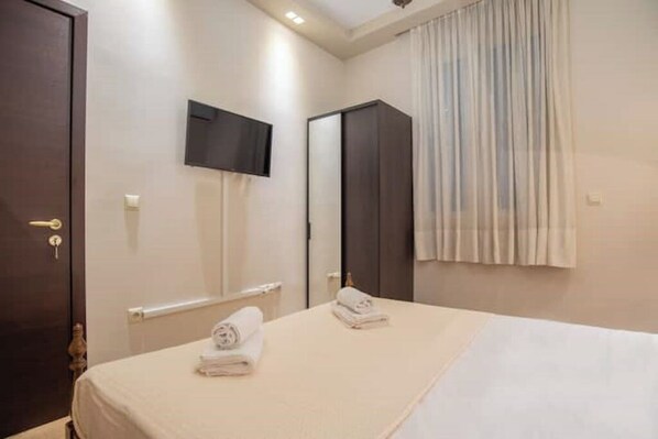 2 bedrooms, iron/ironing board, WiFi, bed sheets