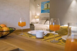 Deluxe-Studio, Stadtblick | Essbereich im Zimmer