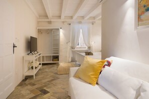 Deluxe Studio, City View | Living area | 42-inch LED TV with satellite channels