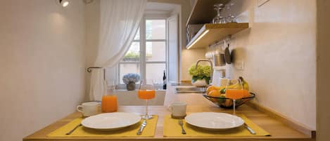 Deluxe Studio, City View | In-room dining