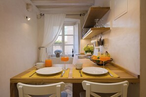 Deluxe Studio, City View | In-room dining