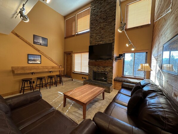 Condo, 2 Bedrooms | Living area