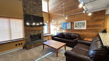 Condo, 2 quartos | Área de estar