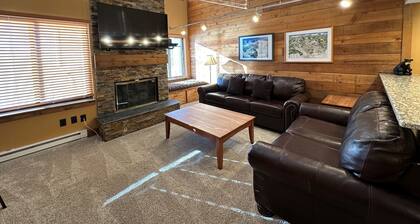 Lakeside, Spacious, Modern 2br - Sleeps Up To 8 2 Bedroom Condo