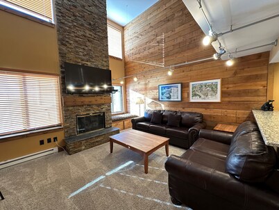 Lakeside, Spacious, Modern 2br - Sleeps Up To 8 2 Bedroom Condo