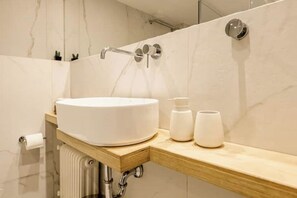 Dusj, hårføner, håndklær og såpe