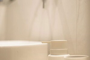 Dusj, hårføner, håndklær og såpe