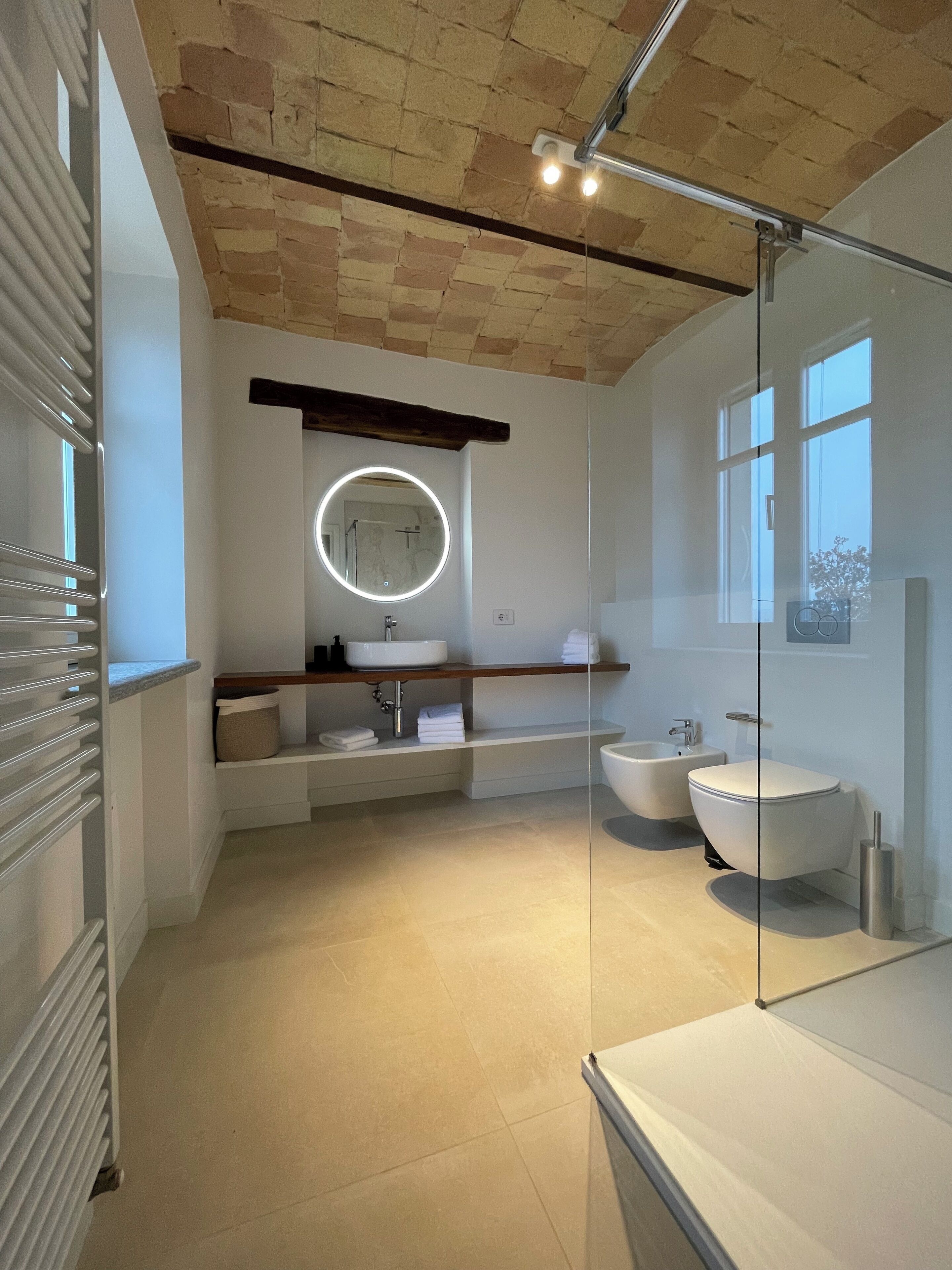 Bruser, hårtørrer, bidet, håndklæder