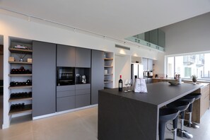 Frigorifero, forno, piano cottura, lavastoviglie