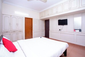 Desk, laptop workspace, free WiFi - Stayz Inn La-Villa Pallikaranai (Chennai)
