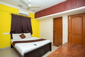 Desk, laptop workspace, free WiFi - Stayz Inn La-Villa Pallikaranai (Chennai)