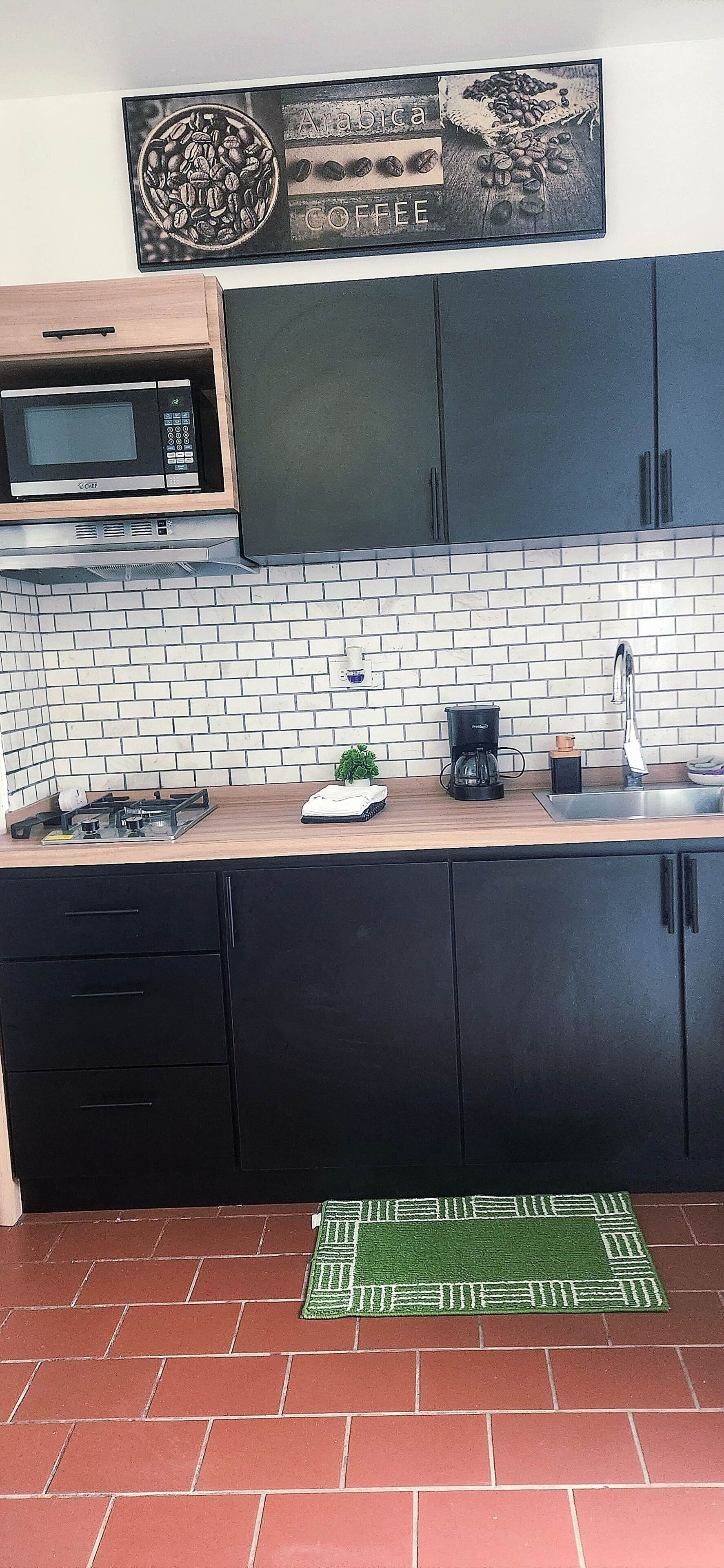Cafeteira/chaleira, geladeira, micro-ondas, cooktop