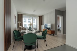 Comfort-huoneisto | Yksilöllisesti sisustettu, yksilöllisesti kalustettu, pimennysverhot