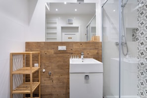 Comfort Apartment | Bathroom | Free toiletries, hair dryer, towels, soap - Symphony Modern Tower (Gdynia)