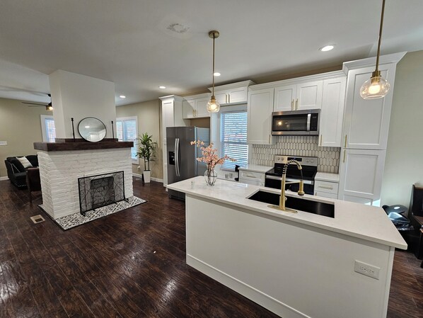 Kühlschrank, Mikrowelle, Ofen, Herdplatte