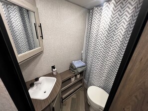 Dusche, Handtücher, Toilettenpapier