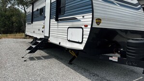 Autocaravana de 3 años con puerta corredera, una ventana pequeña y un adhesivo de garantía de 3 años.