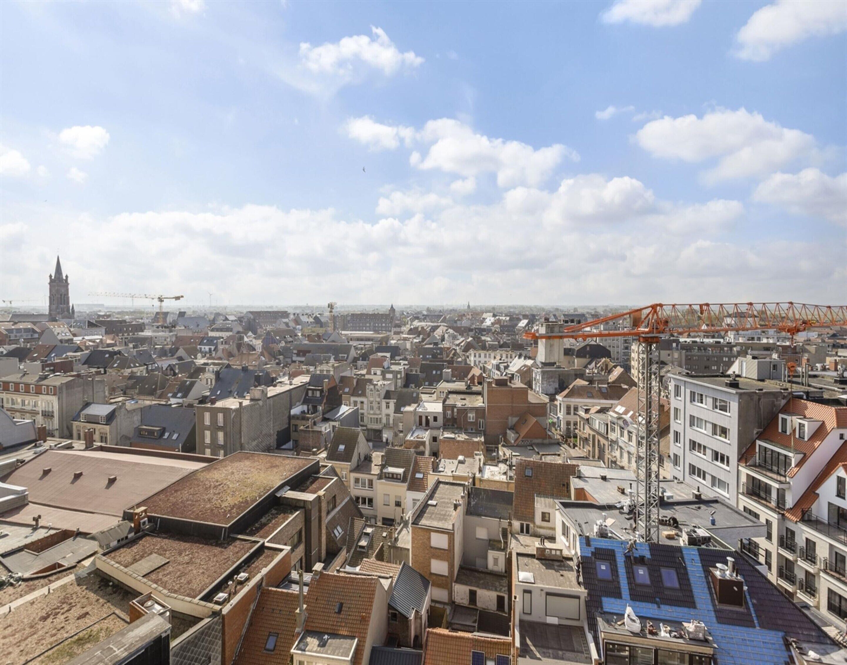 Une zone urbaine densément peuplée, caractérisée par une grande diversité de styles architecturaux, comprenant à la fois des bâtiments anciens et des constructions plus récentes.