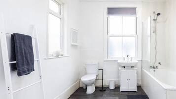 SĂšche-cheveux, serviettes fournies, savon, shampoing