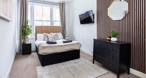 Stylish & Huge 3BR Home HIGH STREET LOCATION by Luxiety Stays