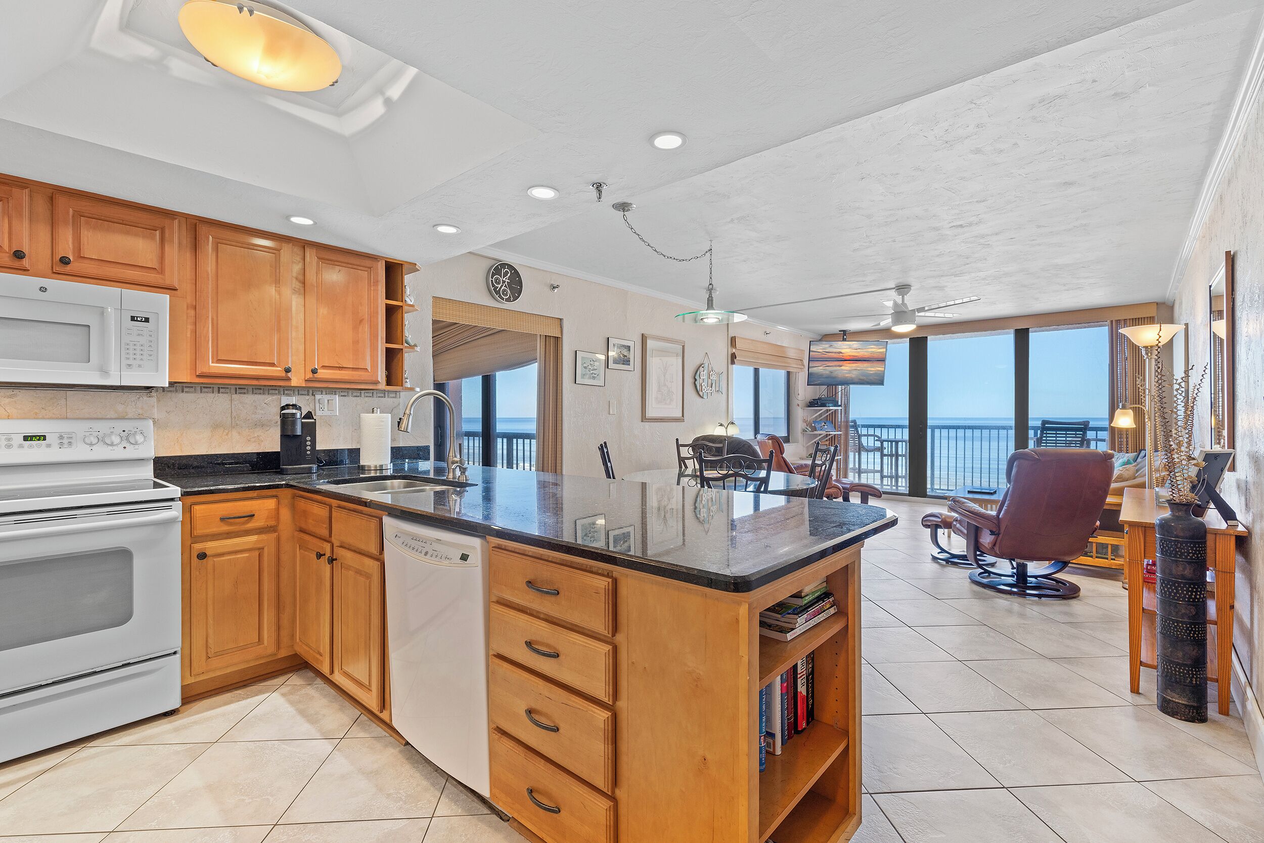 ثلاجة، ميكروويف، فرن، موقد طهي مسطح