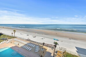 On the beach - ☀️Oceanfront with Incredible Amenities-Sunrise 502☀️ (New Smyrna Beach)