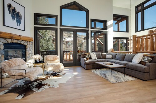 X2747 | Recently Updated | Winter Shuttle | Close to Ski Area