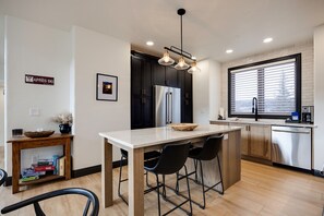 Refrigerador, horno, parrilla de estufa y lavavajillas 