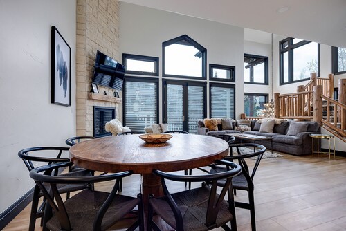 X2747 | Recently Updated | Winter Shuttle | Close to Ski Area