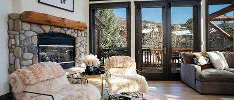 TV, fireplace
