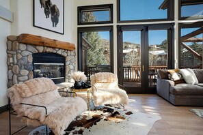 Een televisie en een open haard