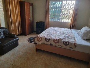 Laptop workspace, soundproofing, free WiFi - Hide View Hotel (Larteh)