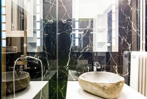 Dusch, hårtork, handdukar och tvål