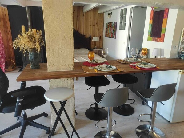 Dining - Self-contained studio in a natural setting dedicated to well-being (Montrem)