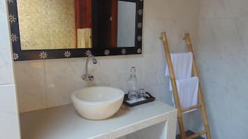 Shower, pancuran hujan, pengering rambut, dan handuk