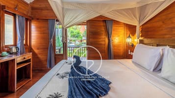 Chambre Supérieure, 1 très grand lit, vue parc | Salle de bain | Douche, douche à « effet pluie », sèche-cheveux, serviettes fournies