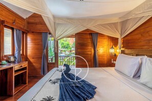 Superior Room, 1 King Bed, Park View | Bathroom